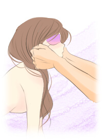 彼に目隠しを装着される彼女