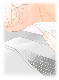 PCん有力する女性の手