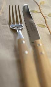 官能小説;夕食の食卓に置かれたフォークとナイフ