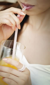 官能小説;ジュースを飲む女性